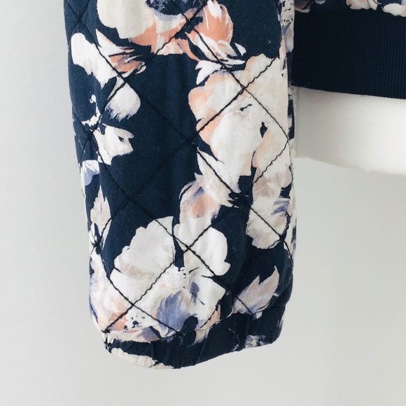SOAKED IN LUXURY size M/L quilted jacket with blue/white/rose floral pattern - Picture 10 of 14
